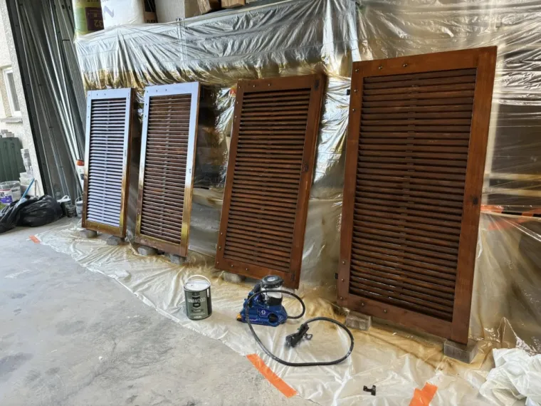 Rénovation de volet en bois à Monistrol-sur-Loire, Monistrol-sur-Loire, Clémenson Plâtrerie Peinture