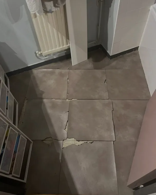 Dégât des eaux sur un sol de salle de bain d'une maison à Monistrol, Monistrol-sur-Loire, Clémenson Plâtrerie Peinture