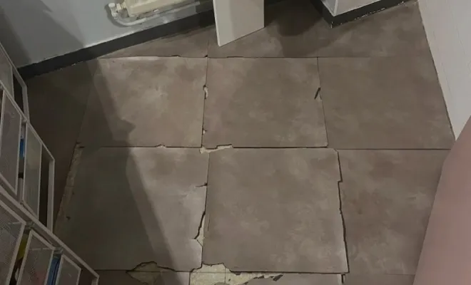 Dégât des eaux sur un sol de salle de bain d'une maison à Monistrol, Monistrol-sur-Loire, Clémenson Plâtrerie Peinture